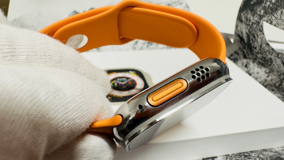 Apple Watch ULTRA 2 49mm Polished with HERMES Orange Sport Apple Watch ULTRA 2 49mm Polished with HERMES Orange Sport