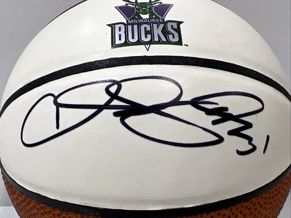 Charlie Villanueva Autografiado Milwaukee Bucks Mini Logo Baloncesto Sin Certificado de Autenticidad Foto 2 de 4