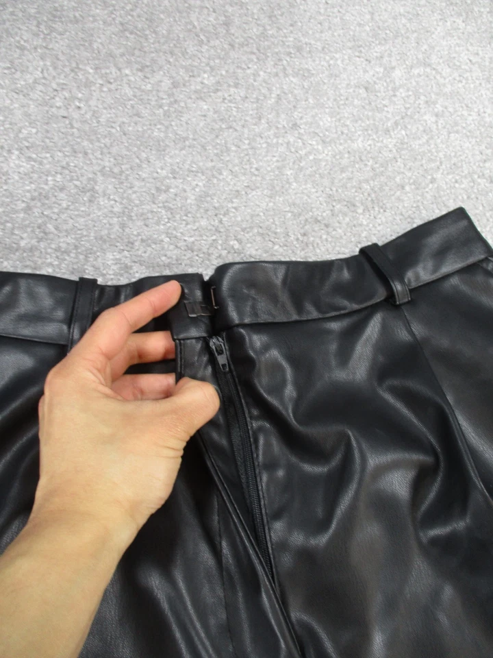 Pantalones Cortos Zara Para Mujer Grandes Negros Imitación Cuero Tiro Alto Plisado Delantero 3" * Foto 2 de 4