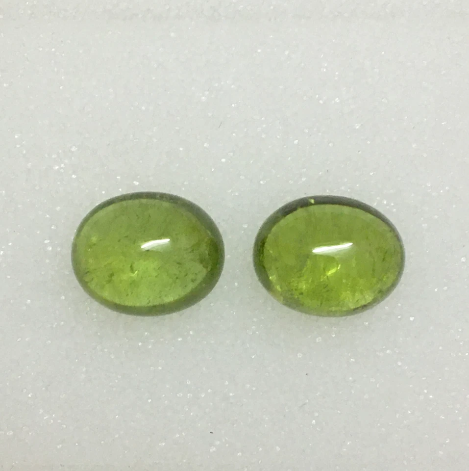 Good quality green peridot oval cabochon gemstone pair amazing color 11.55 carat - Image 2 of 4