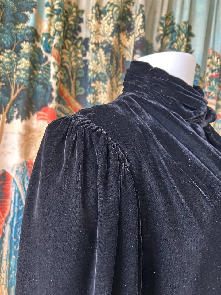 Impresionante abrigo de terciopelo de seda negro tinta años 30 con forro de satén años 40 30 vintage Foto 4 de 4