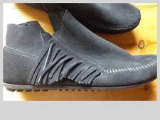 Minnetonka Black Suede Fringe Ankle Boots Size 9 Side Zip Moccasin Boho Western