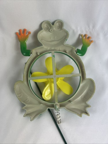 Frog With Yellow Flower Spinner Garden Stake With 24” Removable Metal Stake - Picture 3 of 3