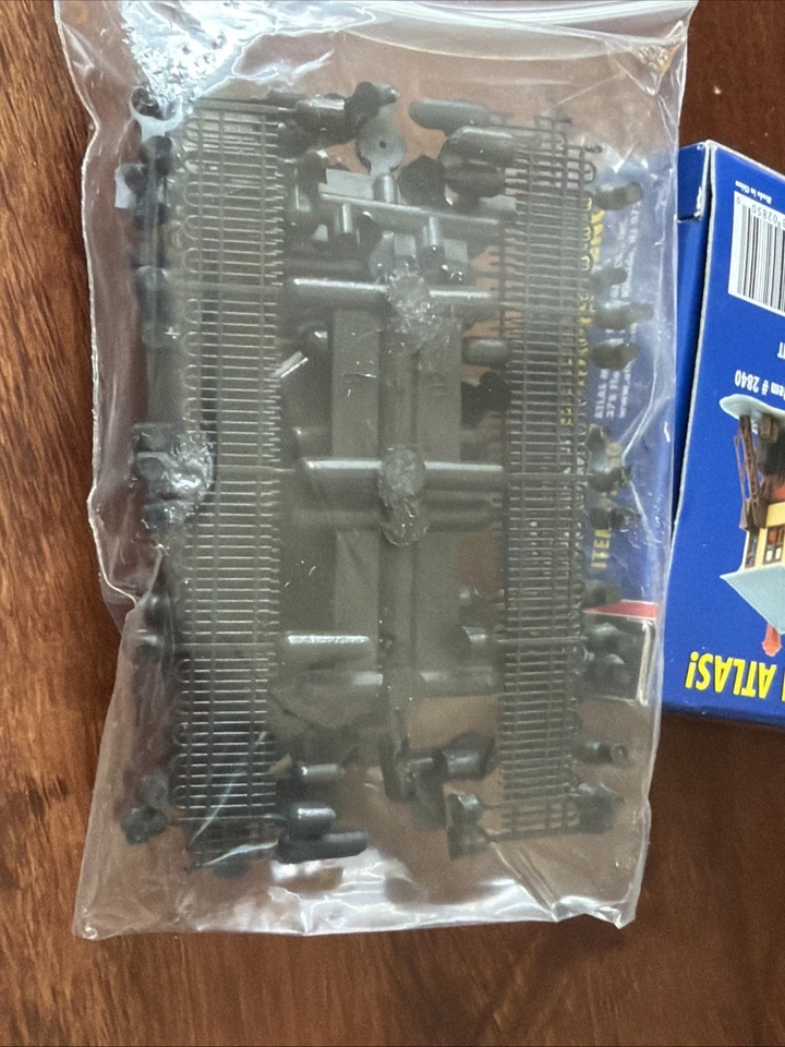 Atlas N Scale Hairpin Fence #2850 - Image 3 of 3