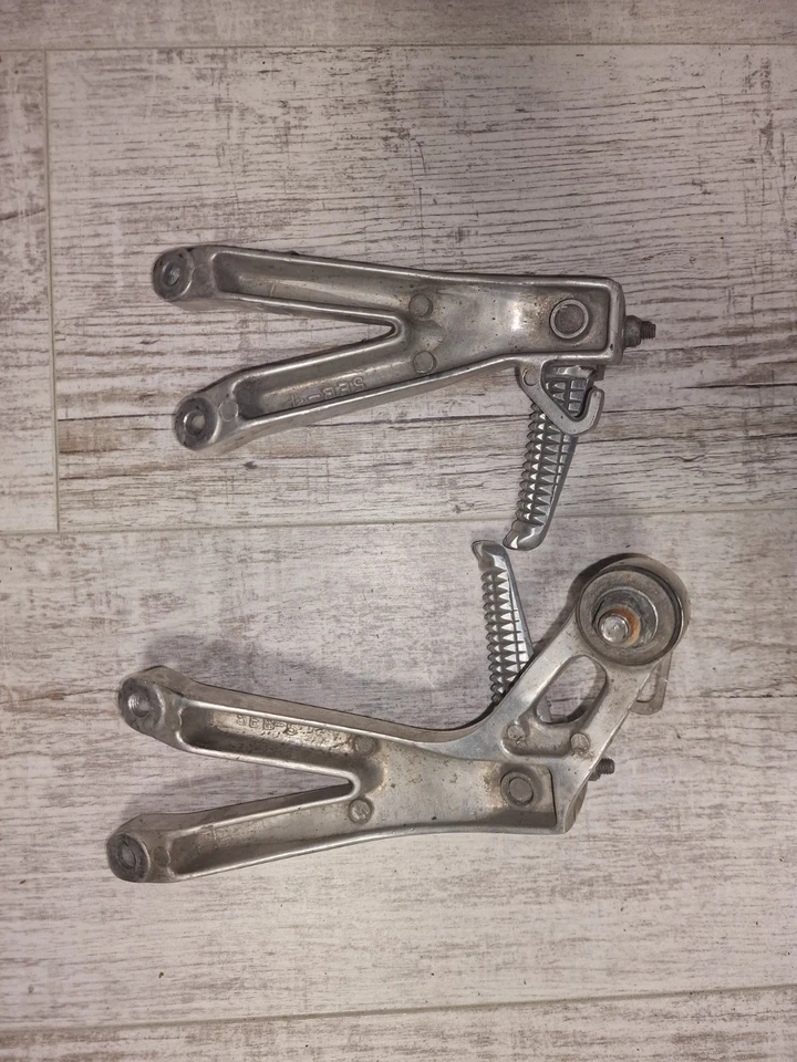 Reposapiés de pasajero / reposapiés trasero - Yamaha YZF-R6 1999 (OEM / usado) Foto 2 de 2