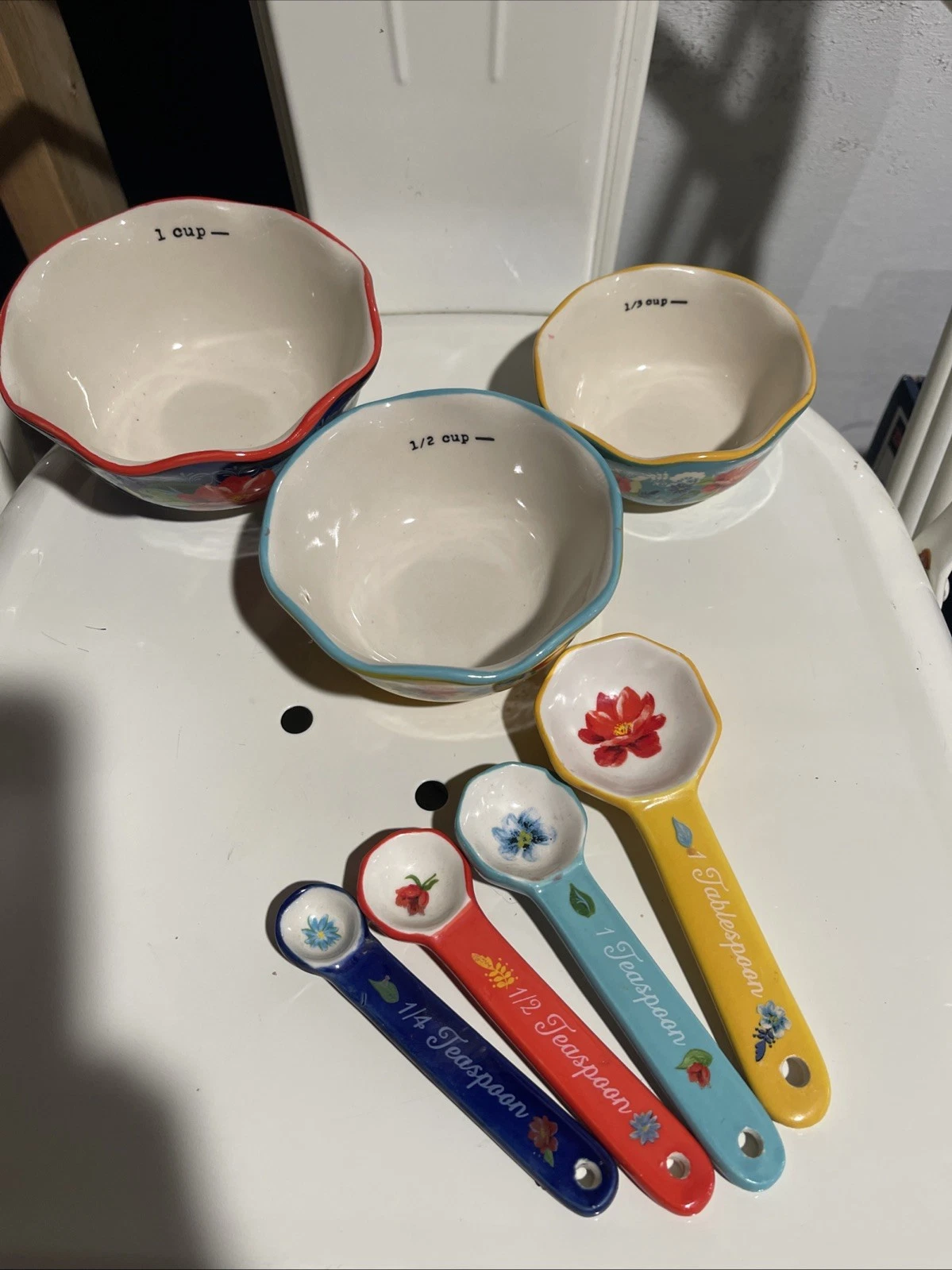 Pioneer Woman Ceramic Cups(3) And Measuring Spoons(4) Kitchenware