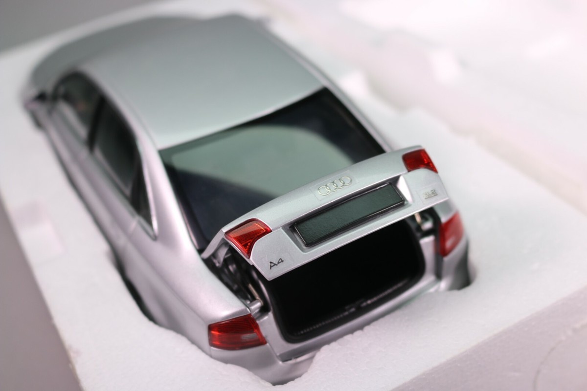 1:18 Minichamps Audi A4 B7 Limousine silver DEALER bei