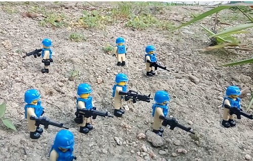 10X Mini Figure & Gear Gun Blue Helmet Vest Rifle M16 Launcher un peace keeping - Picture 2 of 9