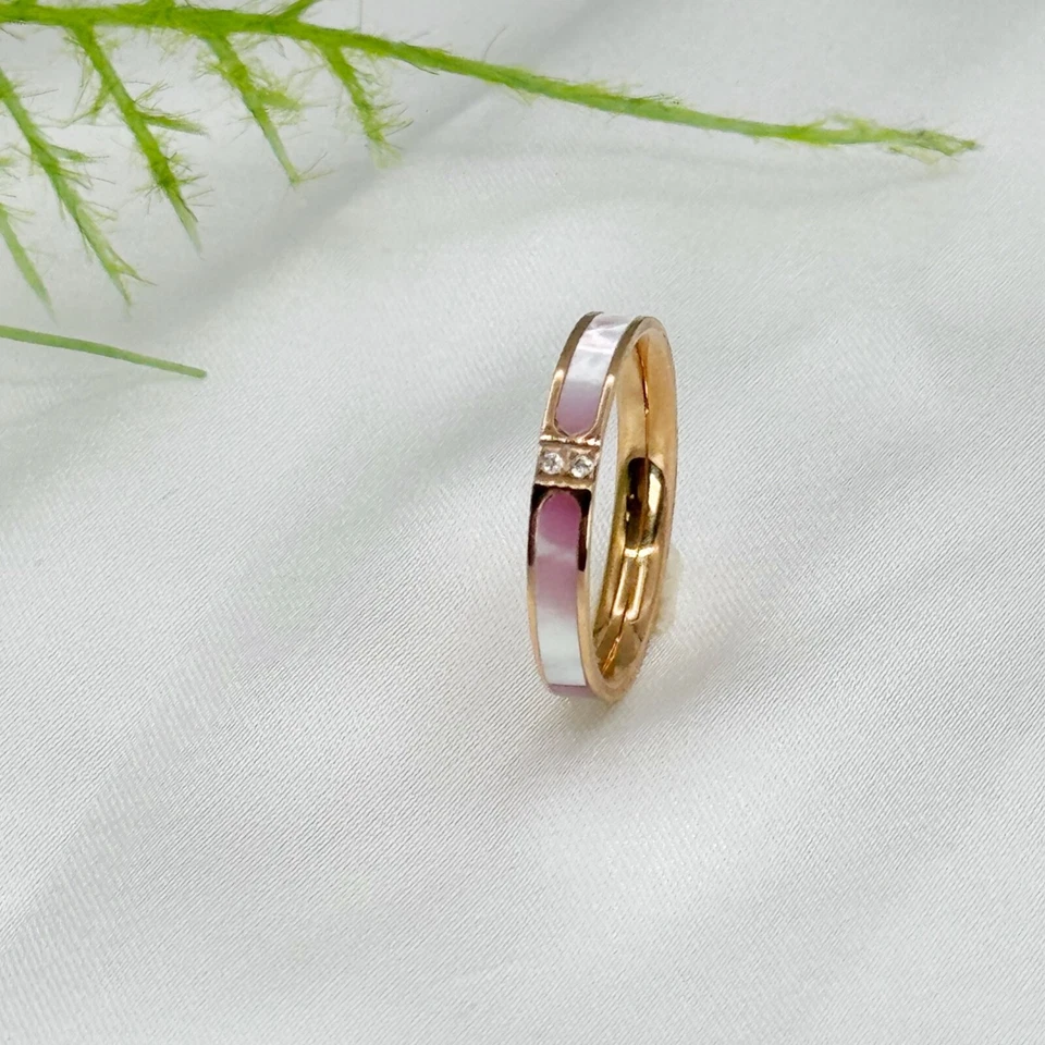Elegante Anillo de Acero Inoxidable Oro Rosa con Incrustación de Madreperla, Apto para Foto 3 de 4