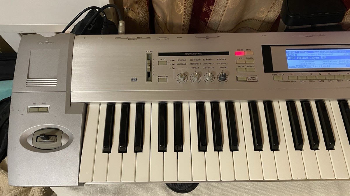 Korg Triton le 76 -Key Music Workstation Keyboard Synthesizer Used