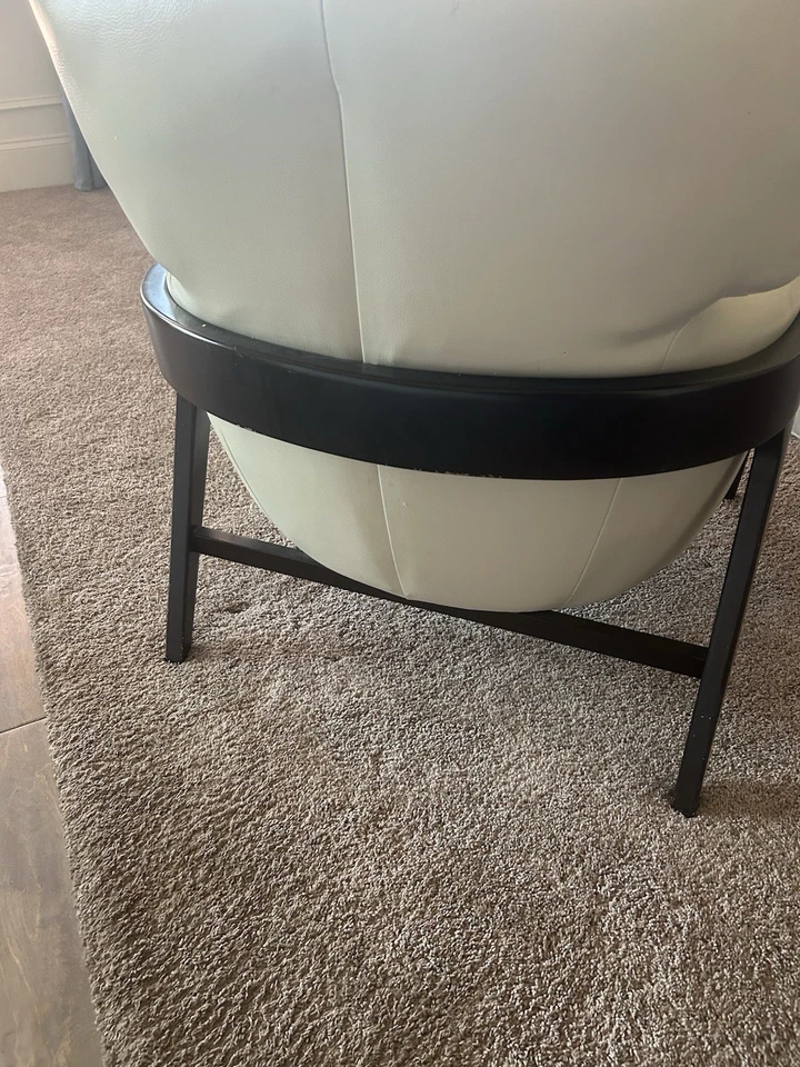 Linda cadeira de couro real off white - Imagem 2 de 3