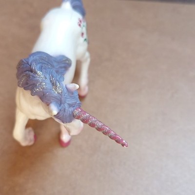 Schleich Fantasy Einhorn-Figur weiß mit lila glitzernder Mähne, Blumenmotiv