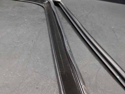 Rear Right Door Window Glass Run Channel 2022 BMW X1 51337362240 2016 2017- 2021 - 第 3/14 張圖片
