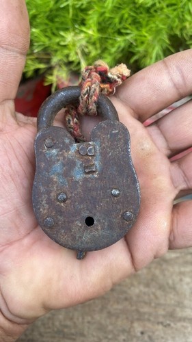 Candado antiguo de hierro forjado vintage de colección con llave cerradura en buen estado de funcionamiento - Imagen 7 de 8