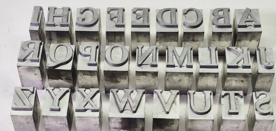 Tipo de troquel de estampado en caliente: juego de 26 letras Cheltenham de 48 puntos - ¿Howard? B3 Foto 3 de 4