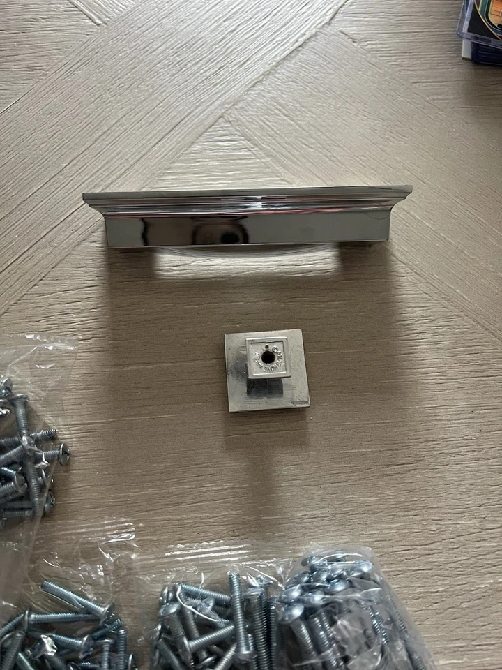 Lote de herrajes para gabinete cromado Atlas Homewares - 35 perillas y 23 tiradores de taza Foto 3 de 4