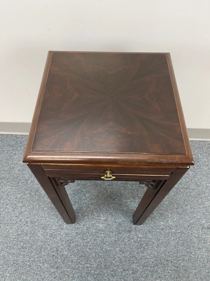 Mesa auxiliar de colección Drexel Heritage caoba china con acento Chippendale bandeja extraíble Foto 2 de 4