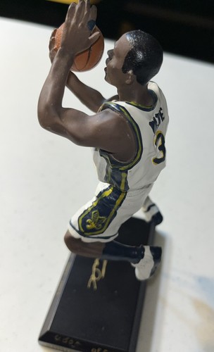 RARE Dwayne Wade Marquette Golden Eagles Figure White Jersey/5,000 Limited 5K - Picture 5 of 10