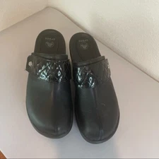 Crocs Black Cobbler Quilt Strap Clog Women's Size 9