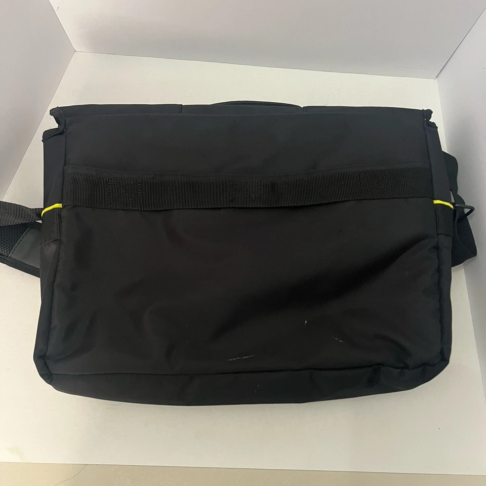 Targus TCG270 City Gear Messenger Bag for 17.3" Notebooks - Black/Gray - Image 2 of 4