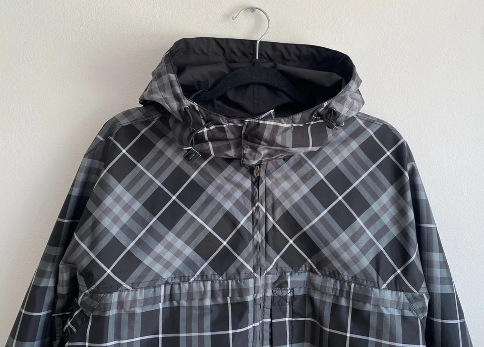 Autêntica Jaqueta de Luxo BURBERRY Preta Cinza Nova Check Nylon Reversível M - Imagem 4 de 4