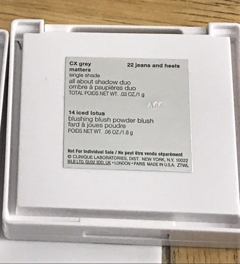 Sombra de ojos Clinique Duo CX gris mate + jeans y tacones rubor loto helado Foto 3 de 3