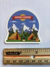 Autocollant camping. « camping d'été ». Environ 2 pouces par 2 pouces