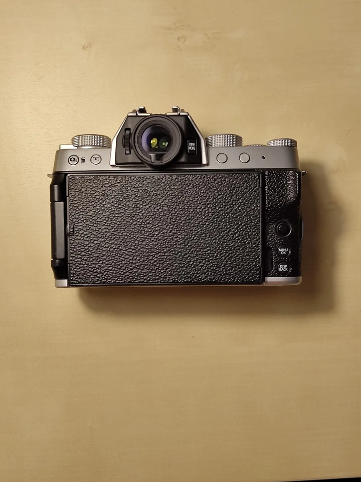 Silver Fujifilm X-T200 Mirrorless Digital Camera - 24.2MP - Low Shutter Count - Bild 4 von 4