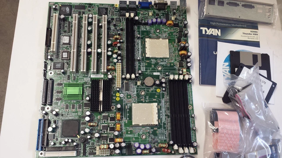 Tyan S2880 S2880UGNR Thunder K8S AMD 8000 chipset, Dual AMD 940 6 DDR slot E-ATX - Image 2 of 4