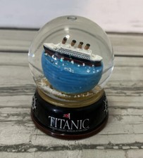"Modelo de barco Titanic globo de nieve recuerdo del museo nuevo en caja raro 3 1/4"""