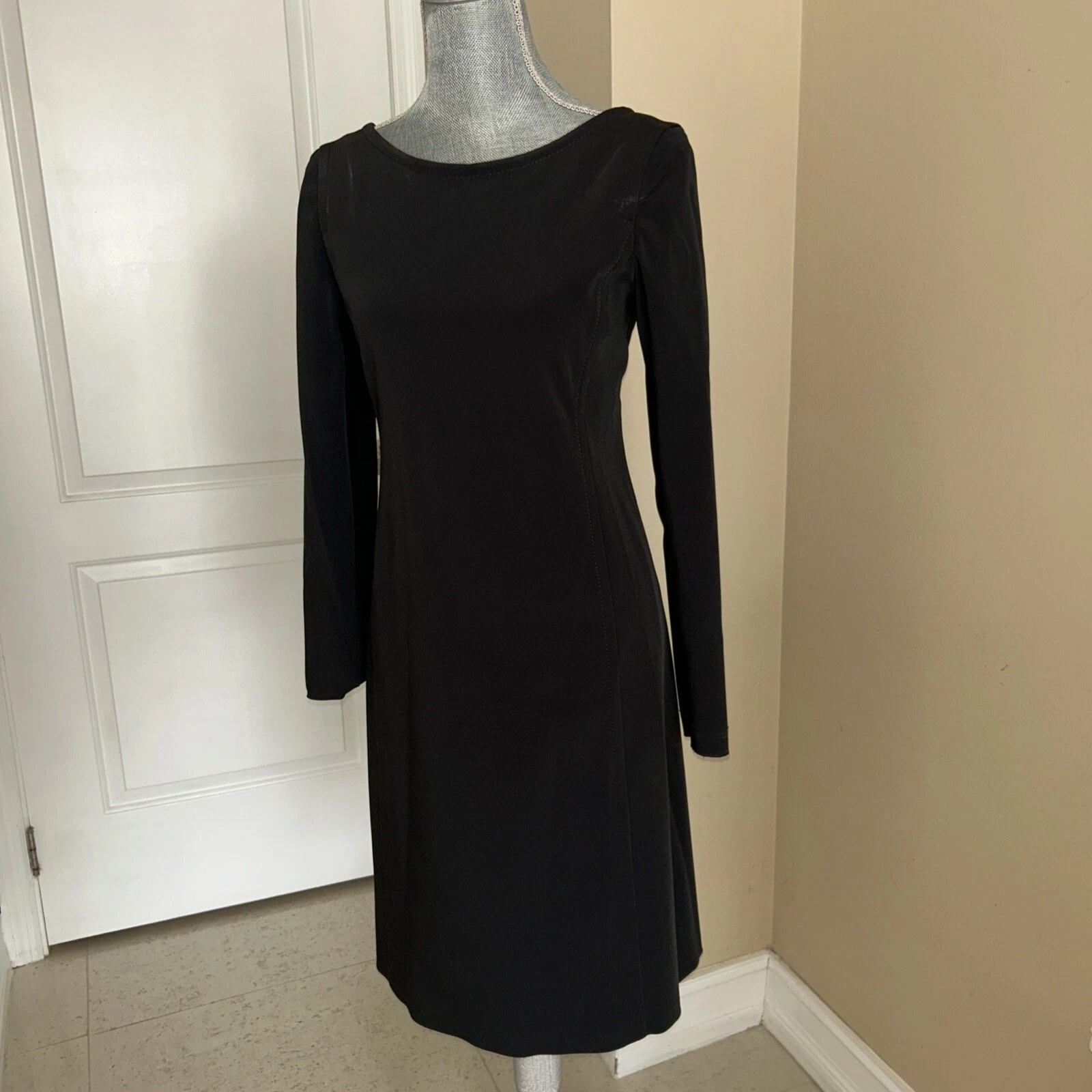 Abito da cocktail PRADA nero aperto dietro. Manica lunga.