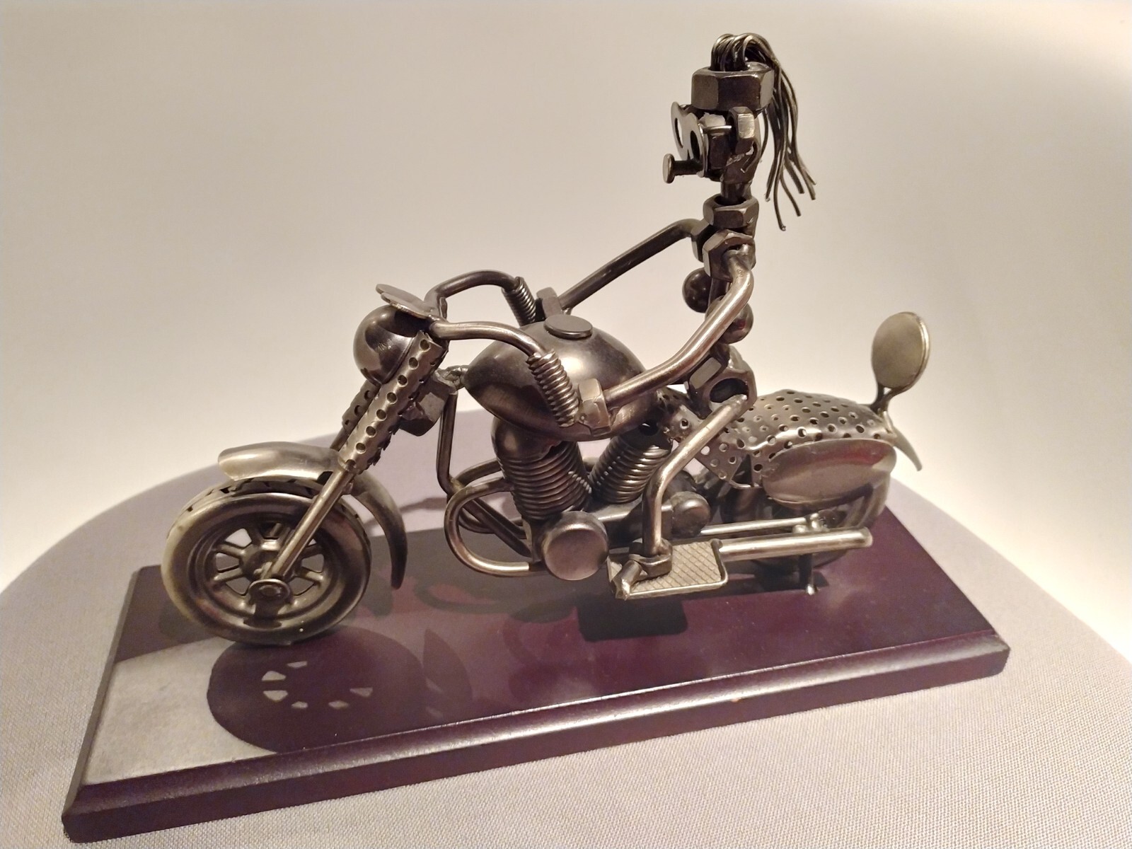 Statuette moto en fer forgé avec socle stable anti-rayures