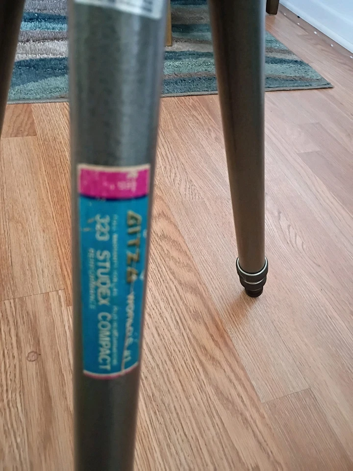 Trípode compacto vintage Gitzo Serie 323 Studex con montada en monobola suiza Arca Foto 2 de 4