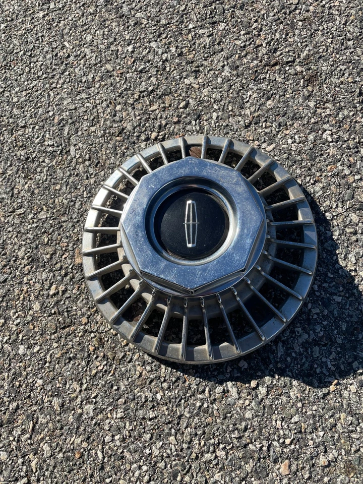 Um 1977 a 1979 Lincoln Continental Versailles parafuso na calota central - Imagem 3 de 4