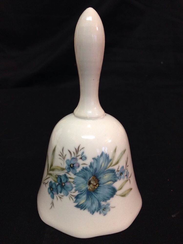 Arinco-houseです Vintage Inarco Japan Porcelain Bell w/ Blue Flowers Stamped E