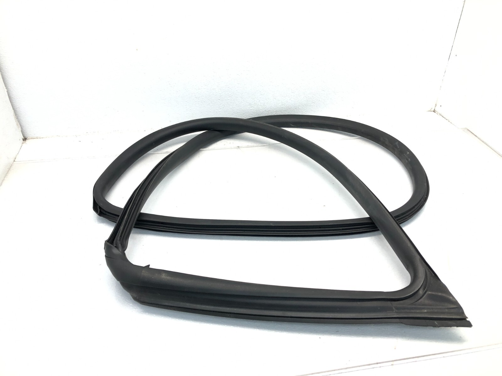 2017-2020 MASERATI LEVANTE LEFT DRIVER FRONT DOOR BODY WEATHERSTRIP SEAL OEM