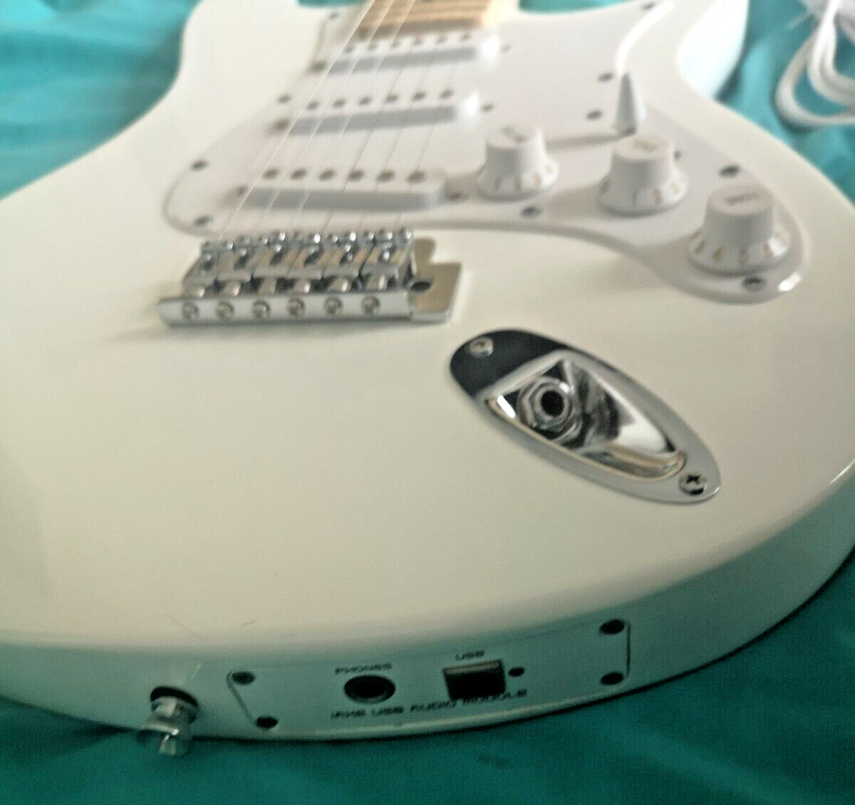 Behringer iaxe 393 Stratocaster type electric guitar in white