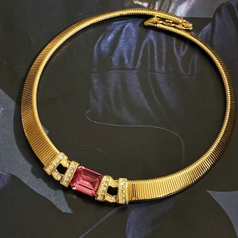 ÉLÉGANT COLLIER COLLIER COLLIER CHAÎNE OMEGA EN CRISTAL ROSE DIOR COUTURE