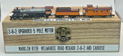 Escala Z Marklin 8139 Milwaukee Rd 2-8-2. Caboose LED motor 5 polos en estuche de madera | Condition: Used