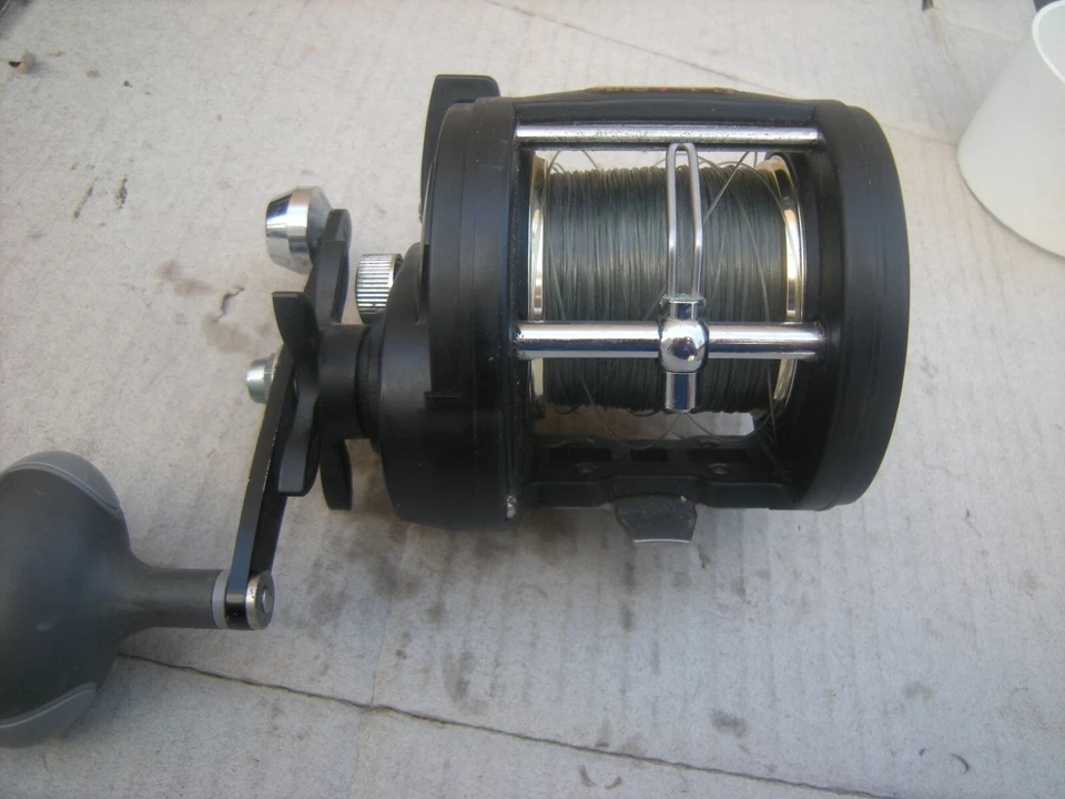 Carrete de pesca convencional Shakespeare Ugly Stik modelo AR30LA0 Levelwind Foto 3 de 4