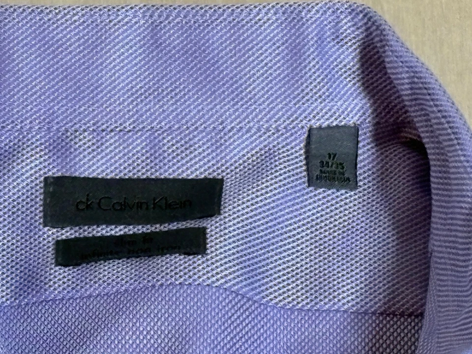 Camisa de vestir morada de manga larga con botones Calvin Klein para hombre 17-34/35 Foto 3 de 4