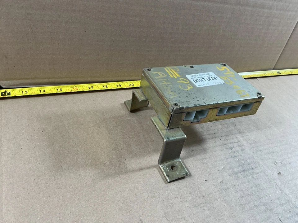 Módulo de control del cinturón de seguridad Nissan Altima 1993-1997 28570 1E400 Foto 3 de 4