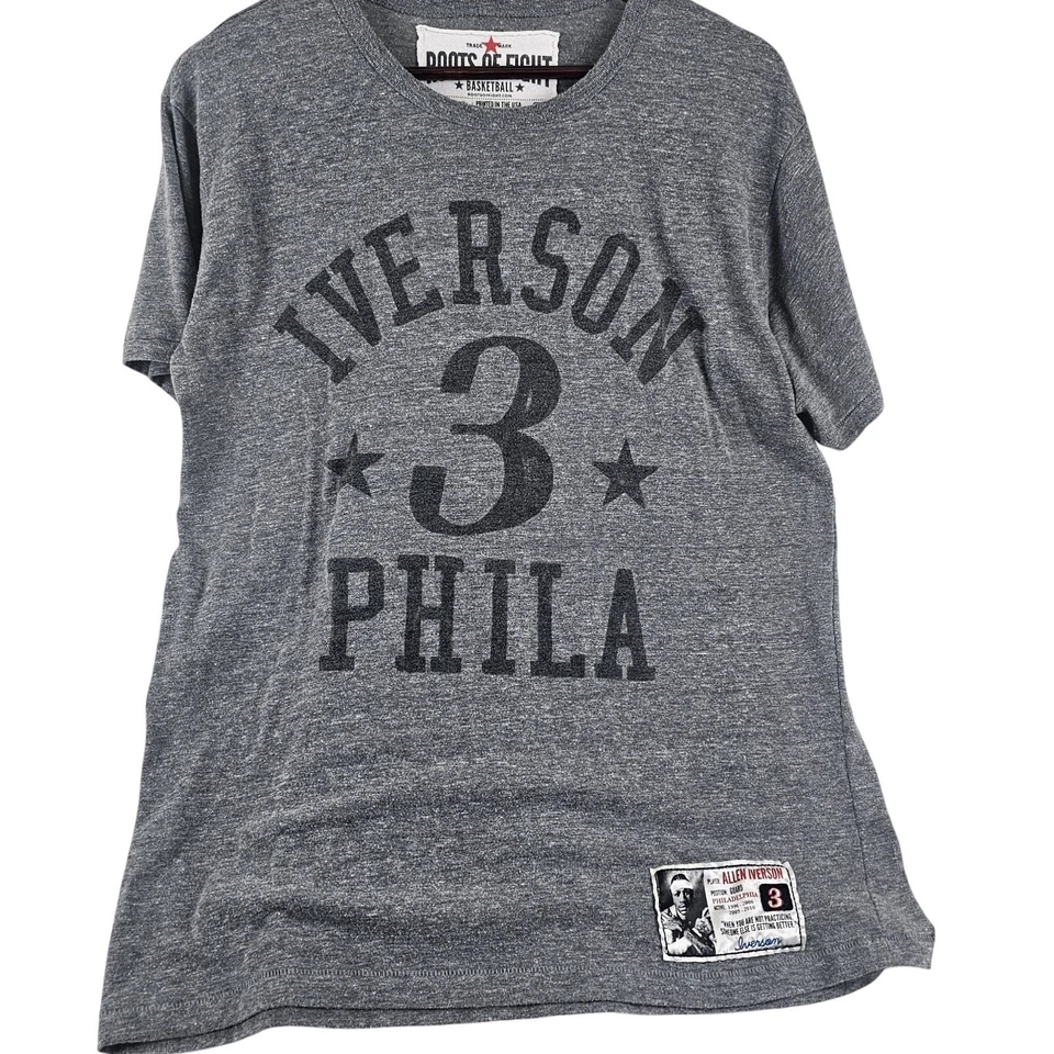 Camiseta Roots of Fight Allen Iverson #3 Philadelphia 76ers NBA Grande Gris Foto 2 de 4
