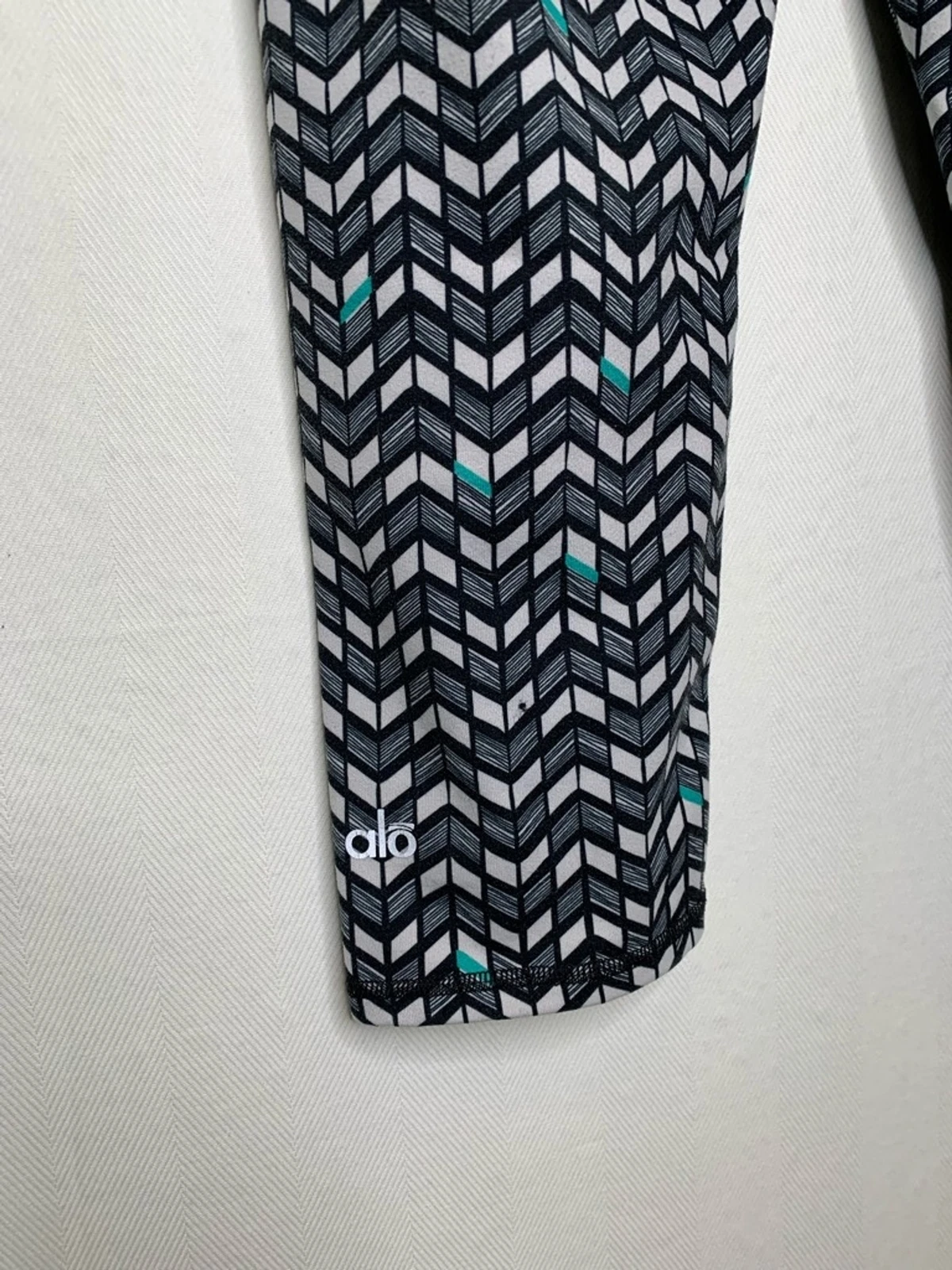 alo-yoga capri seamless pull on chevron stretch leggings