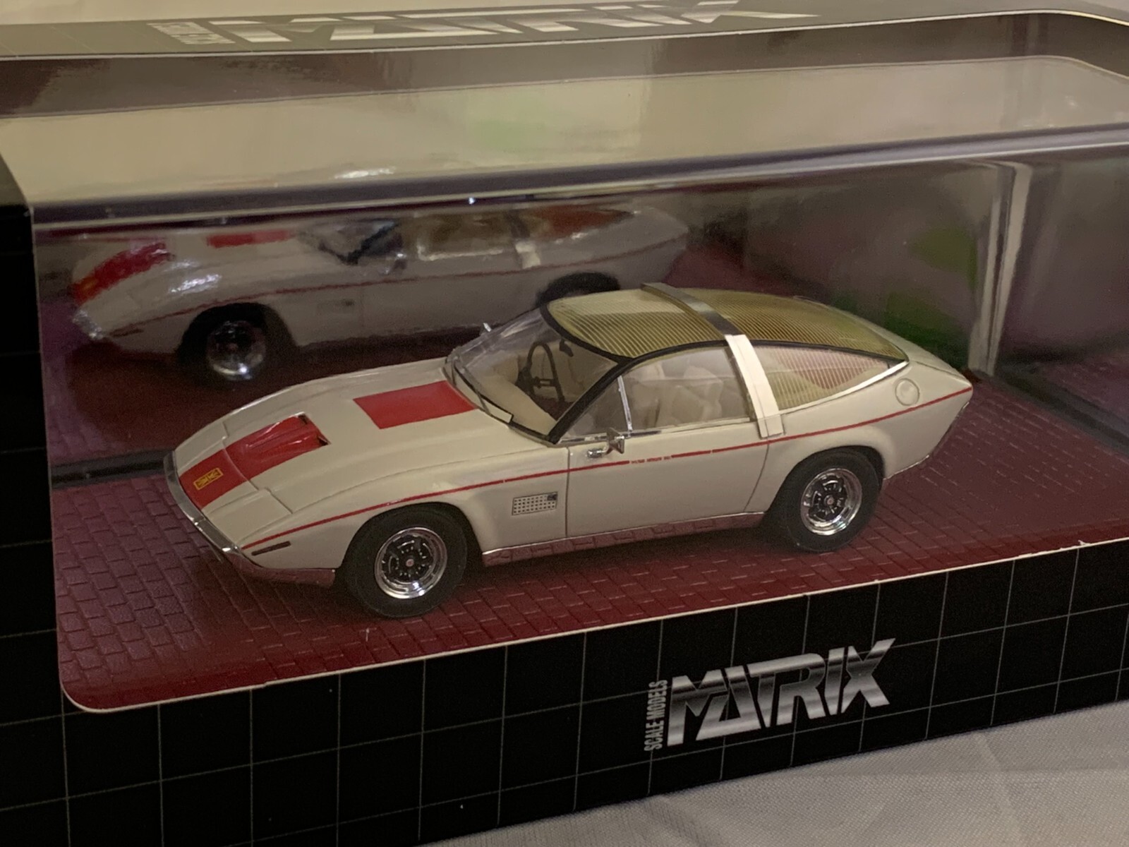 Aston Martin DBS Matrix MX40108-113 : réplique 1/43 haut de gamme en résine pour collectionneur