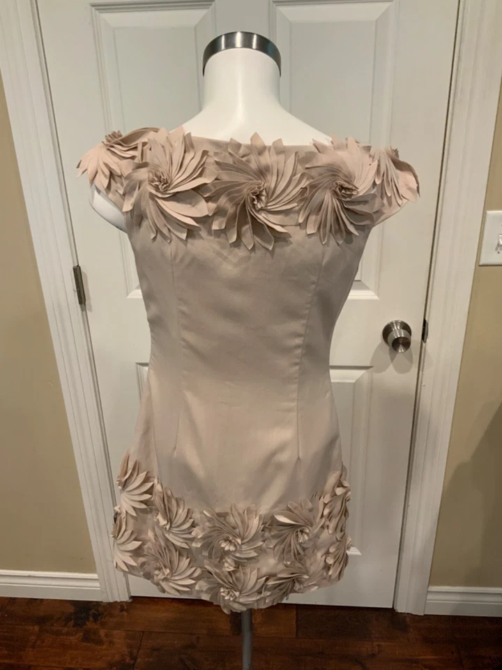 Mini vestido 3.1 Phillip LimTan sem mangas floral roseta, tamanho 4 - Imagem 4 de 4