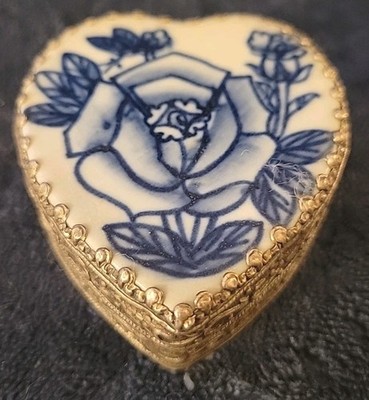 Heart Shaped Trinket Jewelry Box Fancy Metal Border Blue + White Rose Vintage