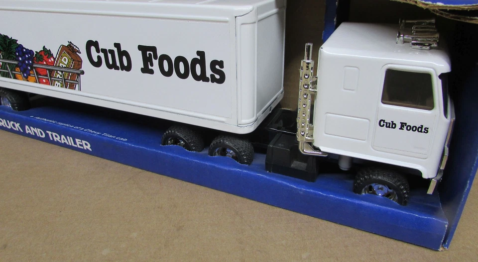 Camión y remolque de colección Ertl Toys Cub Foods nuevo en caja Chevy Titan Cab Foto 2 de 4