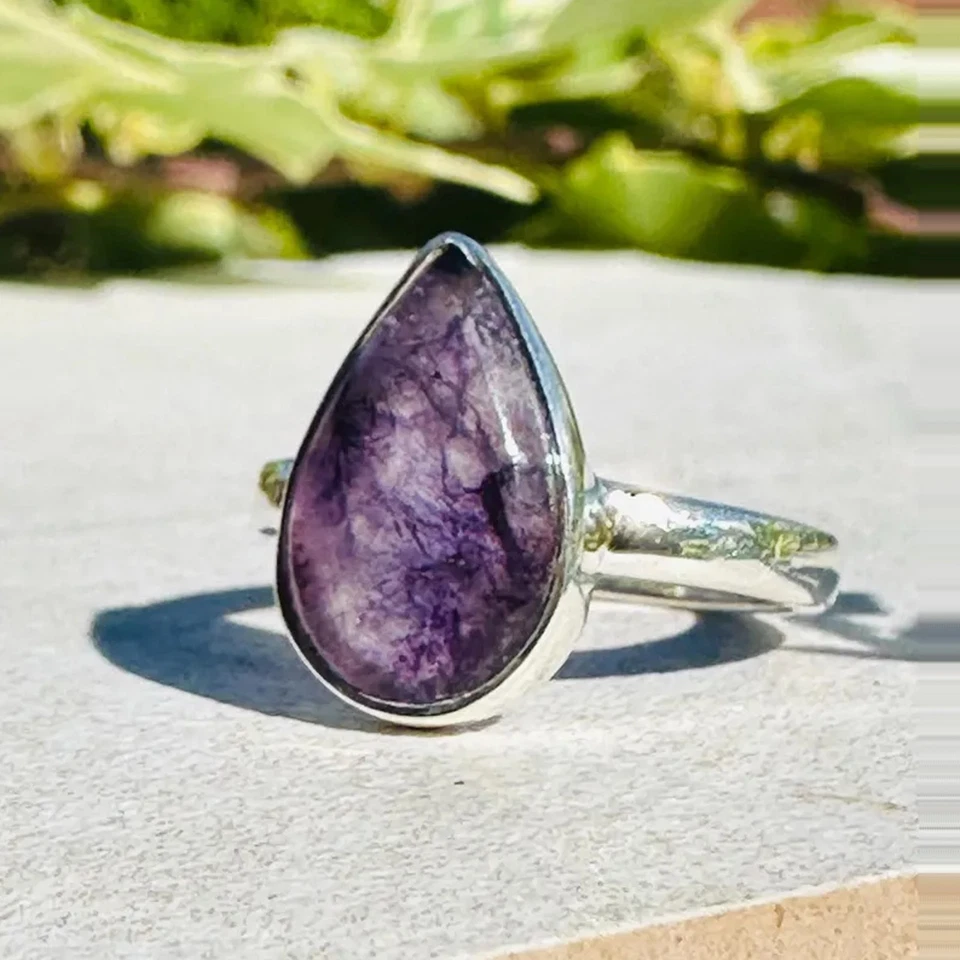 Anillo Charoite de Plata de Ley 925 Forma de Pera Piedras Preciosas Púrpura Joyería Hecha a Mano Foto 2 de 4