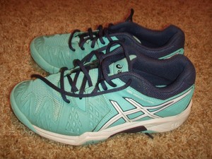 asics running shoes size 3